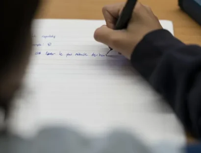 Mehr Schlaf, bessere Noten: Soll die Schule später starten?
